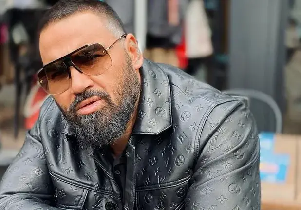 Непознати врънкат Азис за пари