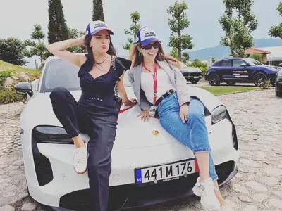 Никол и Банда Банда на „Порше“