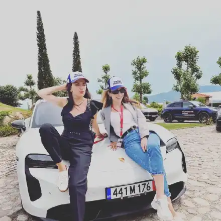 Никол и Банда Банда на „Порше“