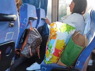 Пиленцата от Монако свалиха нивото, лашкат се с автобус и влак