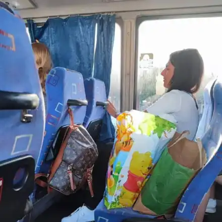 Пиленцата от Монако свалиха нивото, лашкат се с автобус и влак