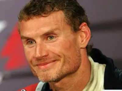 Пилот от F1 отиде на чалготека! Дейвид Култард разпуска с танцьорки