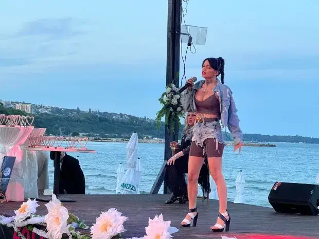 Плеймейтка спечели музикален конкурс