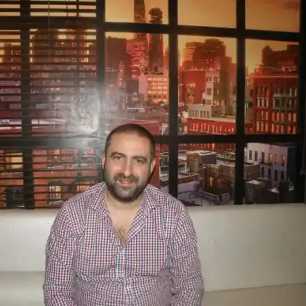 Рапърът Енчев: Егати държавата! Глобяват ме 1000 лева, защото синът ми помага в ресторанта