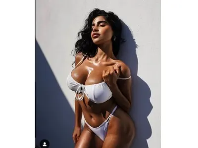 Разпаса се! Ина Гаярдо показа пищна гръд