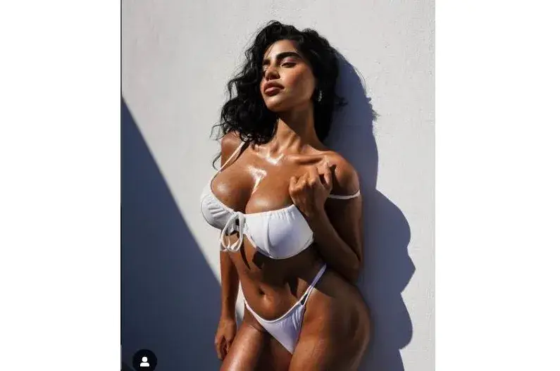 Разпаса се! Ина Гаярдо показа пищна гръд