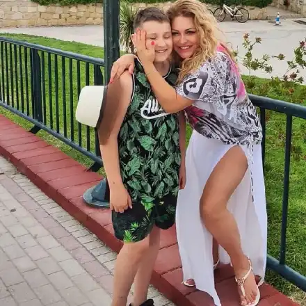 Рени нагушка малкия си син за ЧРД в Гърция