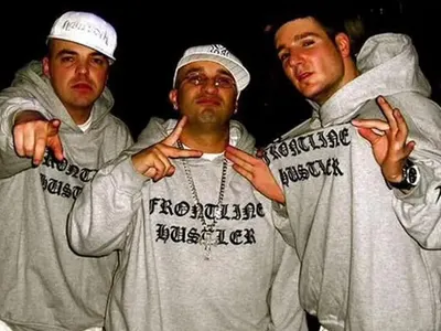 Шамара повлече и сина си на турне