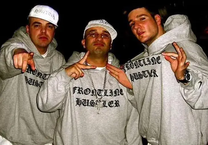 Шамара повлече и сина си на турне