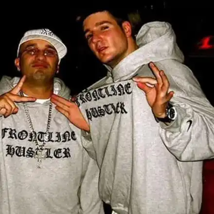 Шамара повлече и сина си на турне