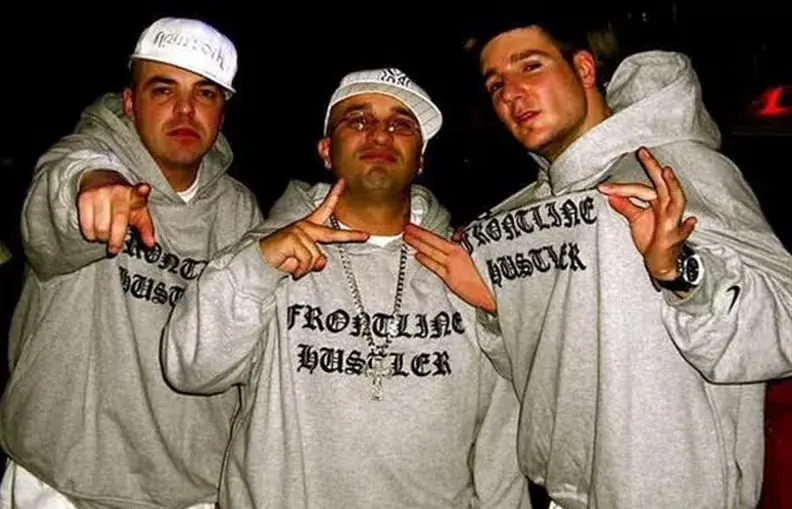 Шамара повлече и сина си на турне