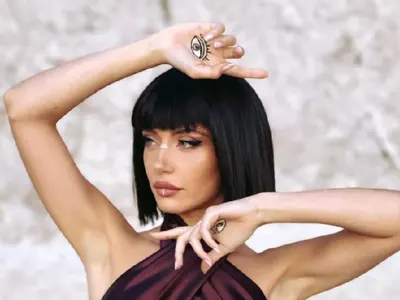 Шизофренично! Марина Кискинова се раздвоява в своя собствен образ