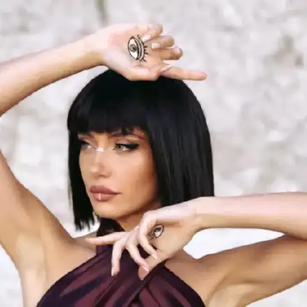 Шизофренично! Марина Кискинова се раздвоява в своя собствен образ