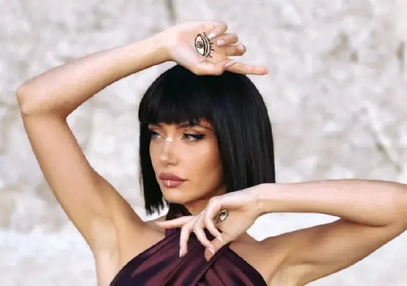 Шизофренично! Марина Кискинова се раздвоява в своя собствен образ