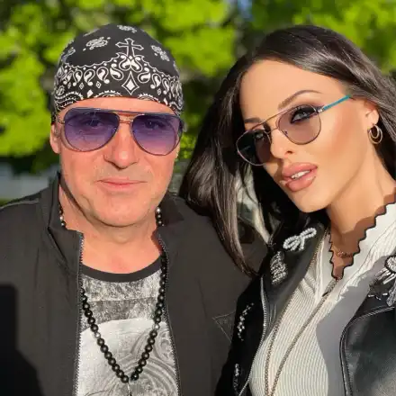 Симона Загорова замина при татко си на гости в Стокхолм! Не взе внучето