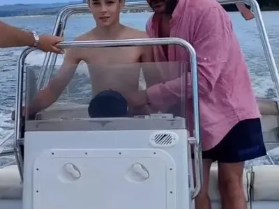 Тачо и Жени учат сина си да управлява моторница