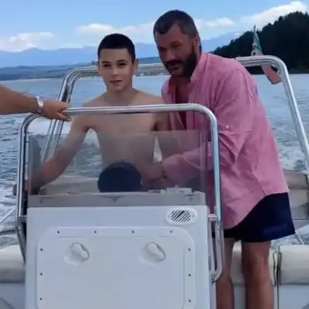 Тачо и Жени учат сина си да управлява моторница