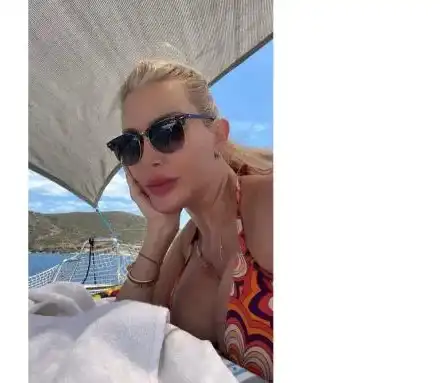 Тоца ще пръсне деколтето (Фото)