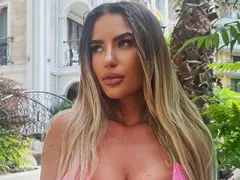 Уау! Тита извади бюст гигант (Снимка)