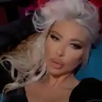 Уж за молитва: Андреа влезе в църква с огромно деколте и слънчеви очила (Снимка)