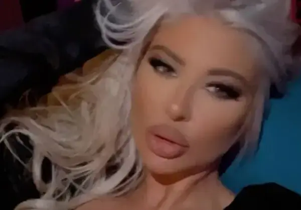 Уж за молитва: Андреа влезе в църква с огромно деколте и слънчеви очила (Снимка)