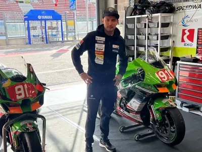 В ЗАЛЕЗА НА КАРИЕРАТА СИ МОТО-ШАМПИОНЪТ МАРТИН ЧОЙ ЗАТЪНА В БОРЧОВЕ (Лихвари вземат дома на родителите му)