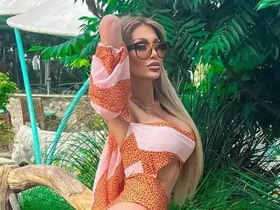 Въпрос на класа и възпитание: Джулката показа задните си части на хайтърите (Снимка)