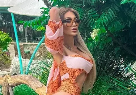 Въпрос на класа и възпитание: Джулката показа задните си части на хайтърите (Снимка)