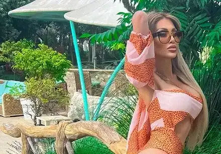 Въпрос на класа и възпитание: Джулката показа задните си части на хайтърите (Снимка)