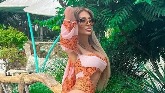 Въпрос на класа и възпитание: Джулката показа задните си части на хайтърите (Снимка)