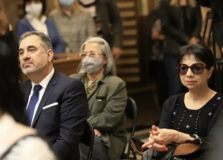 Влюбени гълъбчета! Цветанка Ризова завлече новия си на изложба