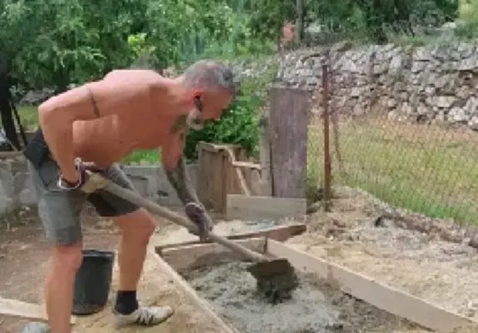 Калин Вельов бърка бетон на село