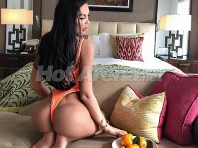 Задните части на Моника най-скъпи, Маги Сидерова ги стяга с фитнес, Гери-Никол с фотошоп…. СНИМКИ