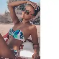 Загоряла! Капитонова опъва на плажа сочна плът