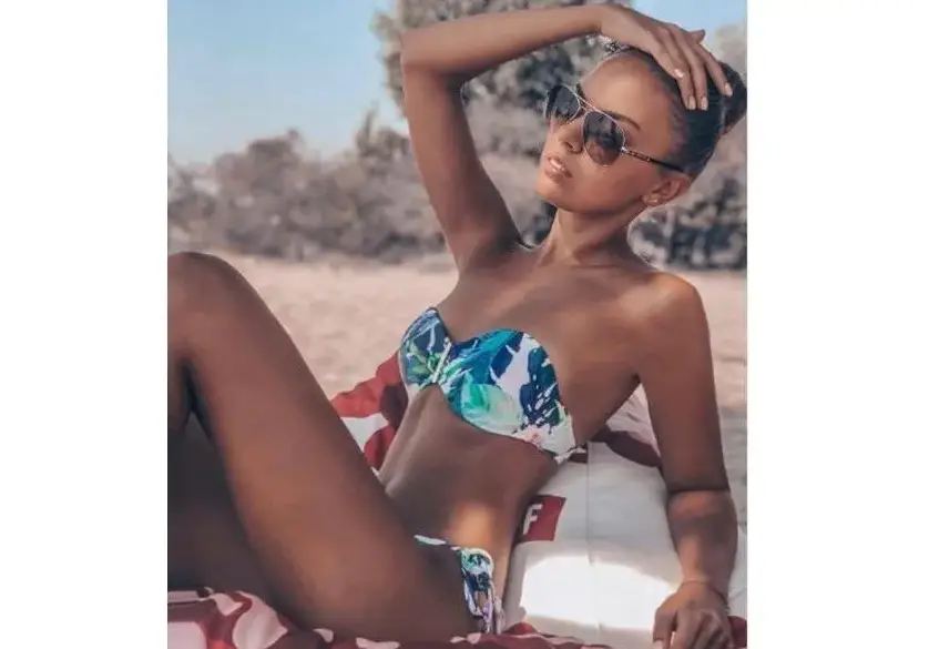 Загоряла! Капитонова опъва на плажа сочна плът