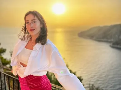 Златно момиче се препича с футболист на Закинтос (СНИМКИ)