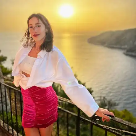 Златно момиче се препича с футболист на Закинтос (СНИМКИ)