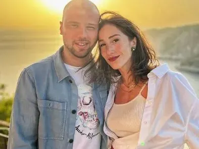 Златно момиче се препича с футболист на Закинтос (СНИМКИ)