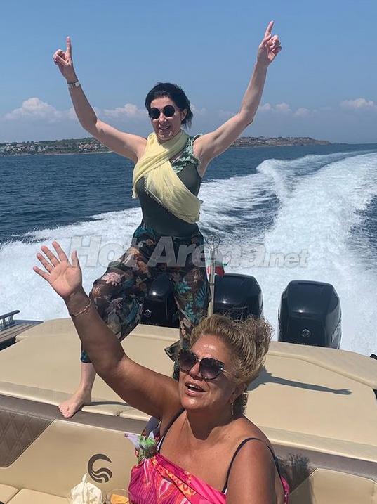Summer Time: Отварачката тъне в лукс на Халкидики, Русата Златка на Миконос, Райна е в Тунис, Гущерова във Венеция и  още….