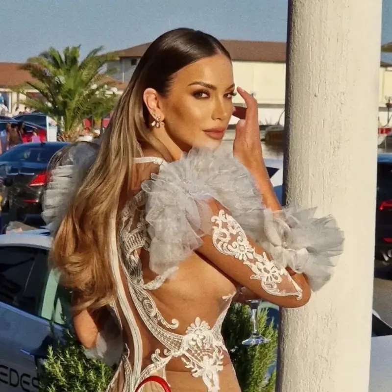 Алекс Богданска се фръцка с рокля на суперстар! Само Ким Кардашиян и Джей Ло могат да си я позволят (СНИМКИ)