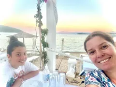 Алекс Сърчаджиева на плаж в Гърция (Снимки)