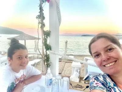 Алекс Сърчаджиева на плаж в Гърция (Снимки)