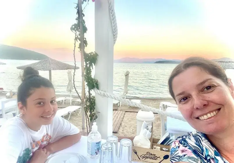 Алекс Сърчаджиева на плаж в Гърция (Снимки)