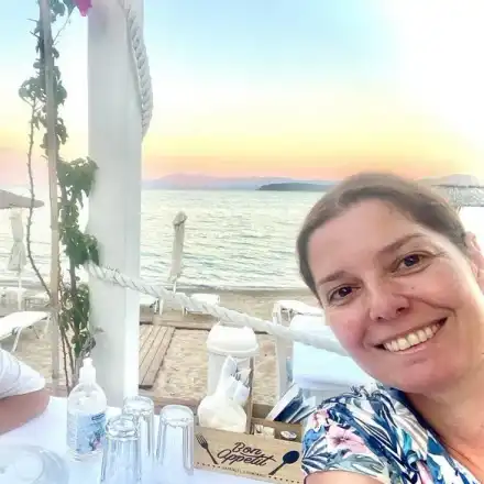 Алекс Сърчаджиева на плаж в Гърция (Снимки)