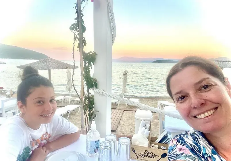 Алекс Сърчаджиева на плаж в Гърция (Снимки)