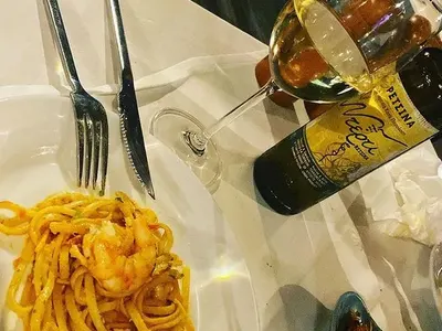 Алекс Сърчаджиева на плаж в Гърция (Снимки)