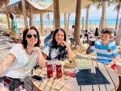 Алекс Сърчаджиева на плаж в Гърция (Снимки)