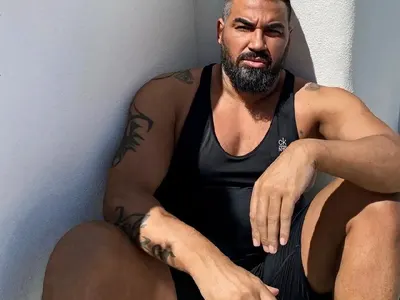 Азис вече предпочита ума пред красотата