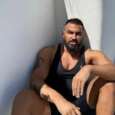 Азис вече предпочита ума пред красотата