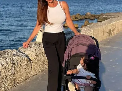 Баба за пример: Глория разхожда внучката край морето (Снимка)